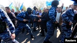 Русия эчке эшләр хәрбиләре юлбашчыларын каршы алырга килгән кырымтатарларны чик буена үткәрмәскә тырыша. 3 май 2014