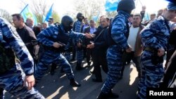 Російська поліція намагається заблокувати представників кримських татар поблизу Армянська під час зустрічі лідера кримськотатарського народу Мустафи Джемілєва, 3 травня 2014 року
