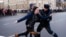Задержание участника митинга оппозиции 28 января