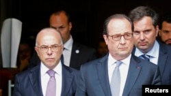 Президент Франции Франсуа Олланд (справа) и министр внутренних дел Бернар Казнёв. 