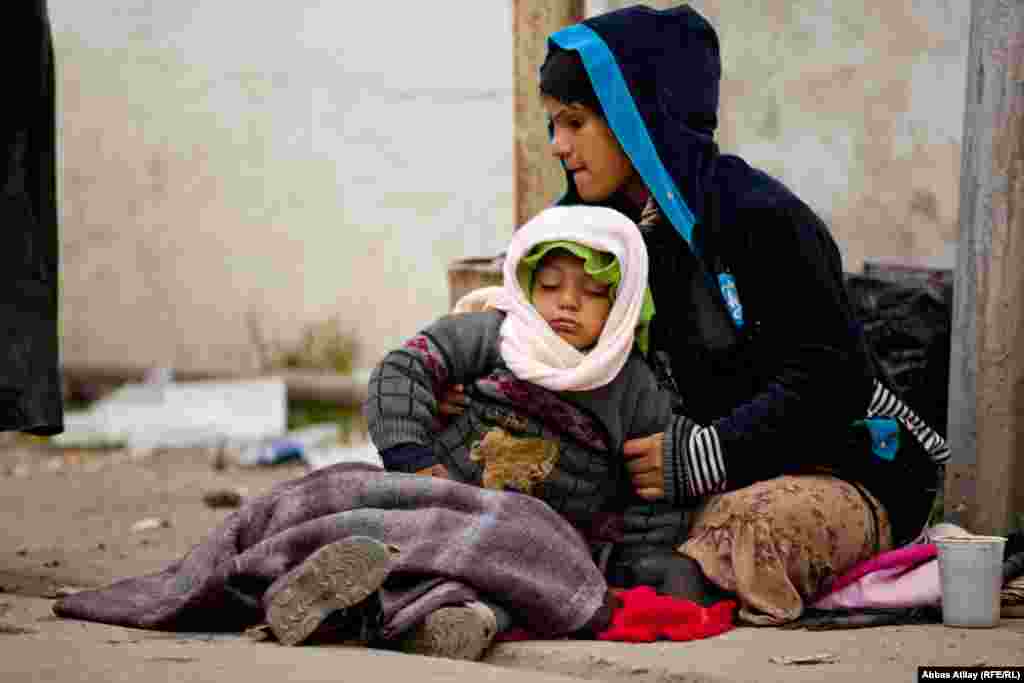 &Ouml;z k&ouml;rpəsiylə pul dilənən ana