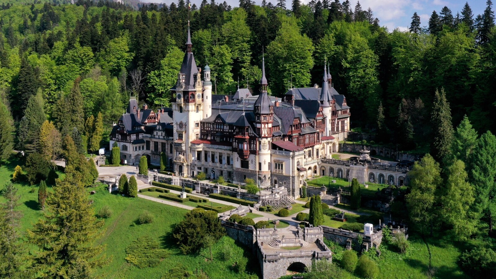 Impozitul pentru Castelul Peleș a fost majorat cu 500% în urmă cu doi ani, ca urmare a degradării clădirii și a faptului că ea este neîngrijită.