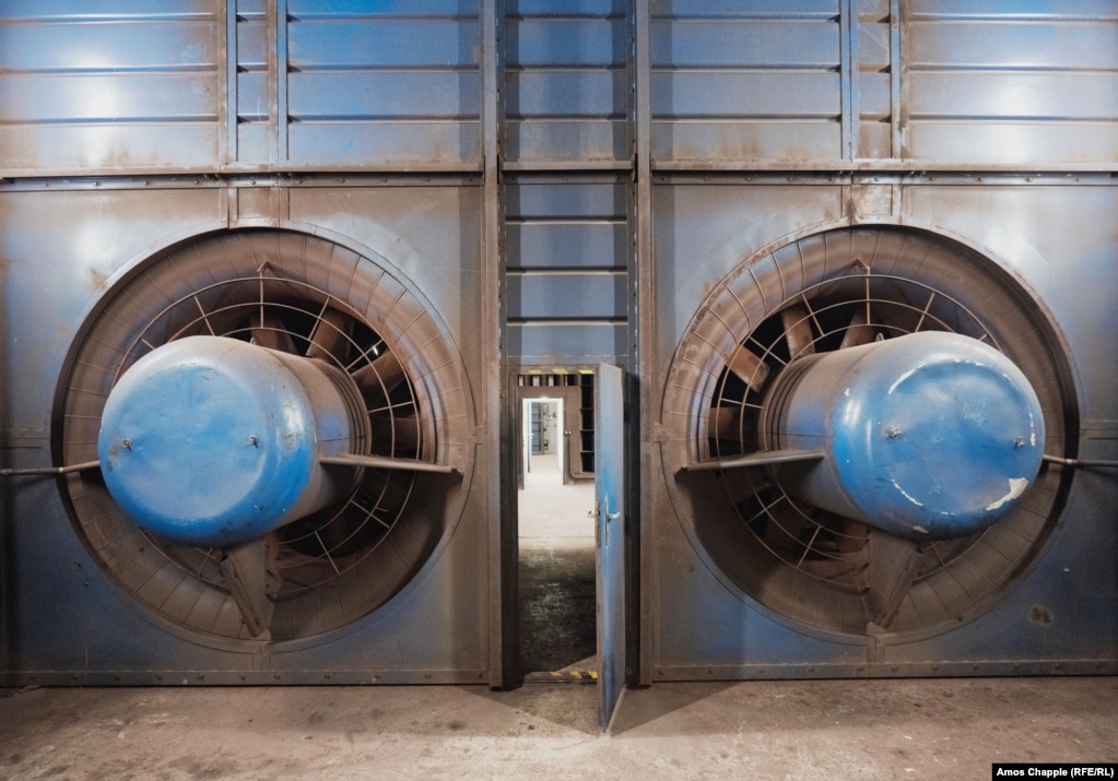 Ventilatorët brenda një stacioni metroje në Pragë. "Shumë banorë do të largoheshin nga Praga para se të fillonte një konflikt i armatosur", parashikon zëdhënësi i Kompanisë së Transportit të Qytetit të Pragës.