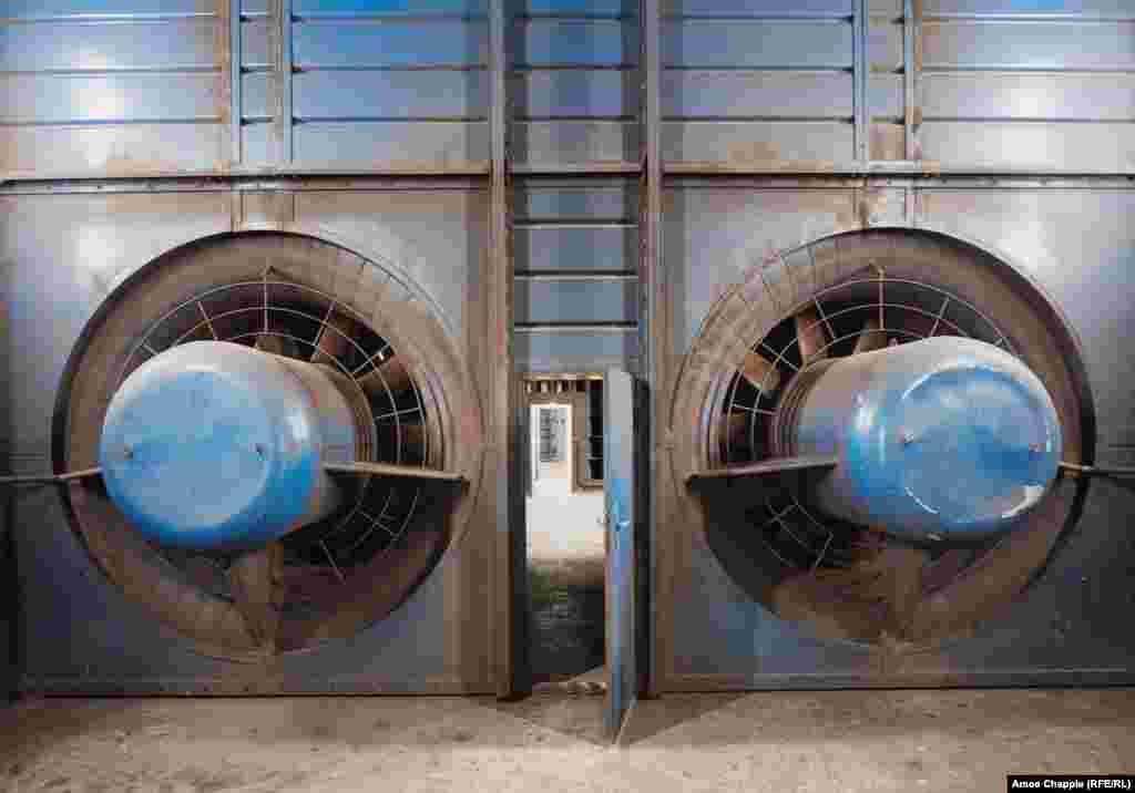 Ventilation fans inside a Prague metro station. &nbsp;&quot;Many residents will leave Prague before an armed conflict begins,&quot;&nbsp;The Prague City Transport Company spokesperson predicts.&nbsp; &nbsp;