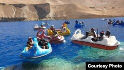 قایق‌سواری افراد طالبان در پارک بزرگ کابل 