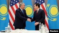 Američki državni tajnik Marco Rubio (desno) sastaje se s kazahstanskim ministrom inostranih poslova Muhtarom Tileuberdijem u Samarkandu, u Uzbekistanu, 19. oktobra.