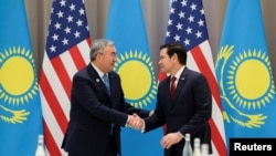ABŞ-nyň döwlet sekretary Marko Rubio we Gazagystanyň daşary işler ministri Muhtar Tleuberdi. Samarkant, 19-njy oktýabr, 2026-njy ýyl.