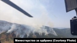 Армиски хеликоптери учествуваат во гаснење на пожарите