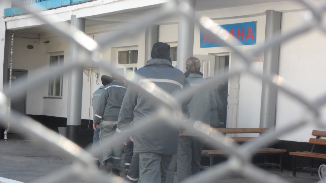 Жігіттердің порносын түсіріп жатқан әйелдің көзі