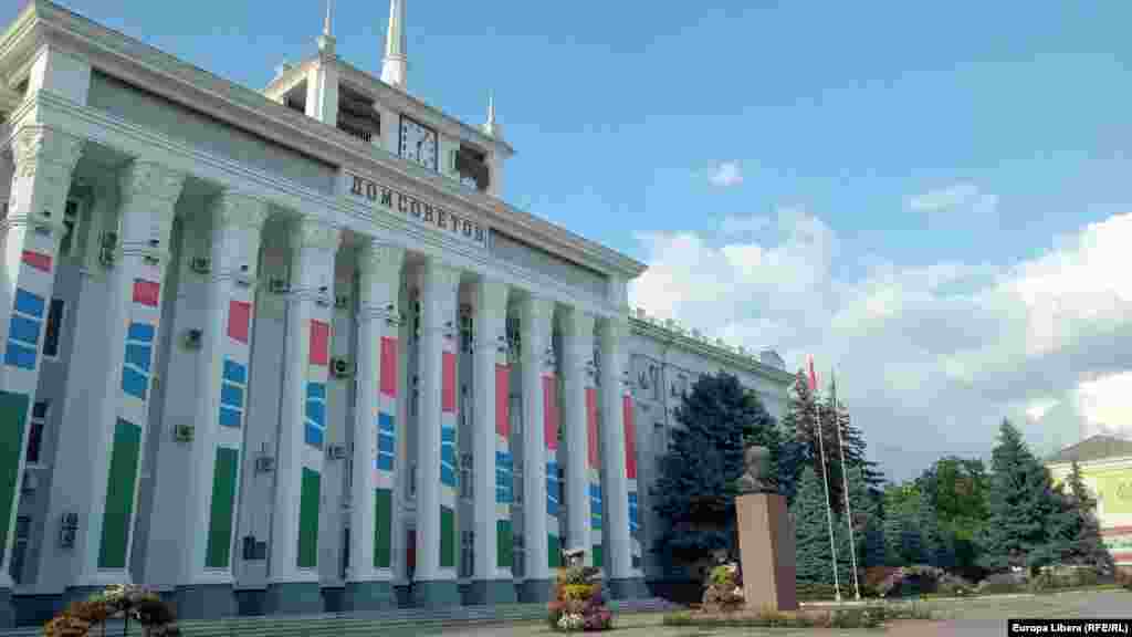 Casa Sovietelor de la Tiraspol, cu bustul lui Lenin și drapelele Rusiei și ale regiunii separatiste în față