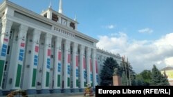 Casa Sovietelor de la Tiraspol, cu bustul lui Lenin și drapelele Rusiei și ale regiunii separatiste în față