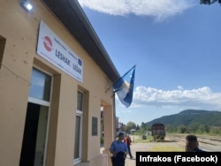 Vendosja e simboleve të Kosovës në objektin hekurudhor në Leshak.