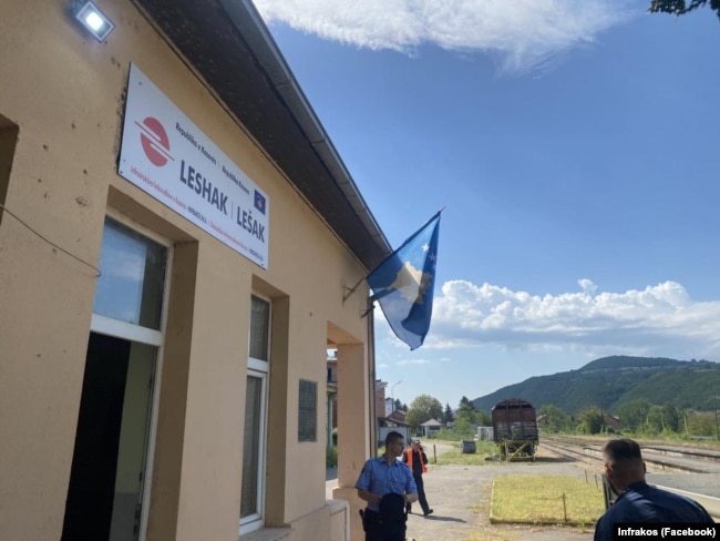 Vendosja e simboleve të Kosovës në objektin hekurudhor në Leshak.
