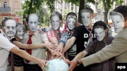 В Киеве протестуют против глобализации. Участники акции в масках участников "Большой восьмерки"