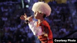 Aýdym aýdýan türkmen oglany.