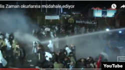 Полиция "Заман" гезитин коргоо үчүн келген элди кууп, таркатууда. Түркия