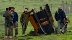 Израильские военные оцепляют территорию вокруг ракеты, выпущенной "Хезболлой" и упавшей в поле на аннексированных Израилем Голанских высотах, граничащих с Ливаном. 19 марта 2026 года