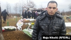 Zijad Ribić, jedini preživjeli iz porodice Ribić, na sahrani svojih sestara