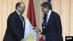 وزير المالية المصري هاني قدري دميان (يسار) يستقبل وزير الخزانة الأميركي جاكوب ليو