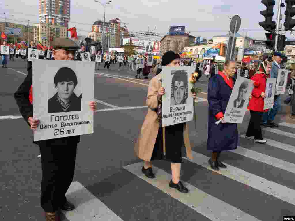 Участники марша несли портреты погибших защитников Верховного Совета.