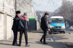 Сотрудники полиции дежурят в районе рынка «Ялян» в Алматы. 8 февраля 2020 года.
