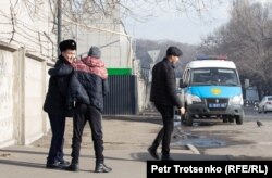 Сотрудники полиции дежурят в районе рынка «Ялян» в Алматы. 8 февраля 2020 года.