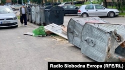 Prevrnuti kontejneri i smeće u jednoj sarajevskoj ulici, 26. maj 2025.
