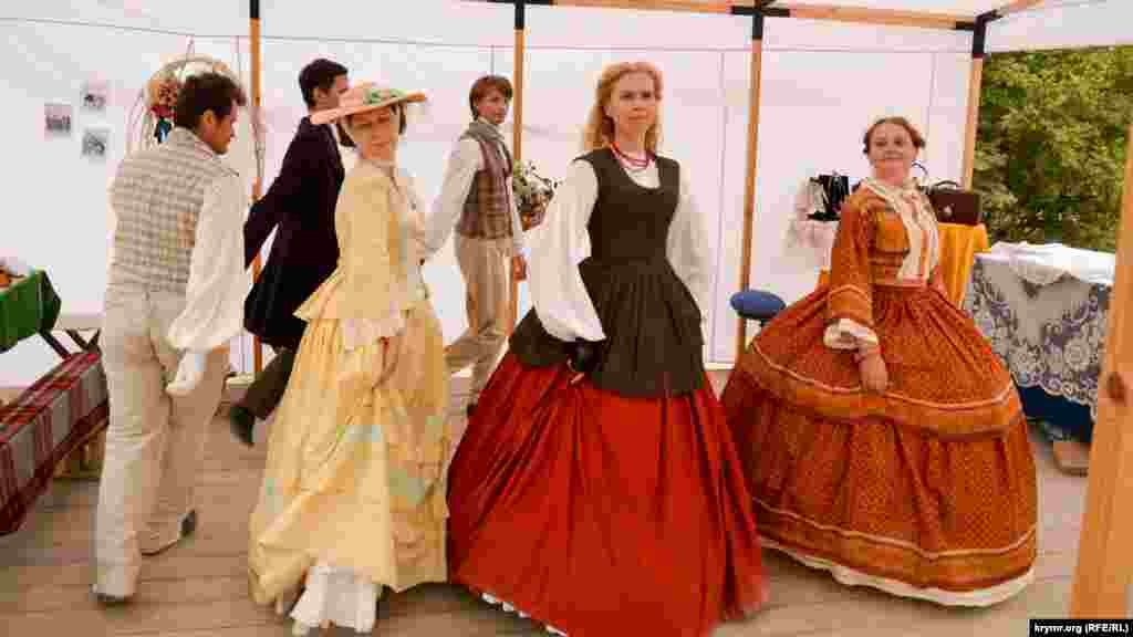 Реконструктори виконують салонні танці середини XIX століття в таборі англо-французьких союзників часів Кримської війни
