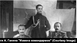 Генерал-майоры Б. П. Богословский и А. А. Сурнин (сидят) в штабе Сибирской армии. 1919 г. Фото предоставлено А. М. Кручининым