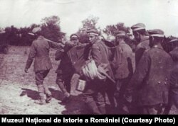 Prizonieri germani la Mărășești (Sursa: Expoziția Marele Război, 1914-1918, Muzeul Național de Istorie a României, http://www.marelerazboi.ro/razboi-catalog-obiecte/item/prizonieri-germani)