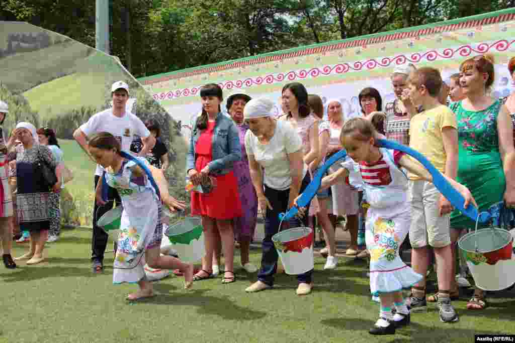 Сабантуйның көянтә-чиләк белән су ташу ярышы 