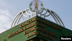 Угол здания Национального банка в Алматы.