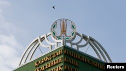 Эмблема и вывеска на здании Национального банка Казахстана в Алматы.