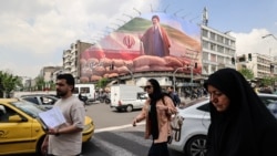 تصویری از یک بیلبورد بزرگ با عکس مجتبی خامنه‌ای رهبر سوم جمهوری اسلامی در تهران 