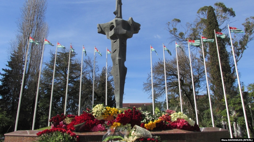 Мемориал погибшим в сухумском Парке Славы