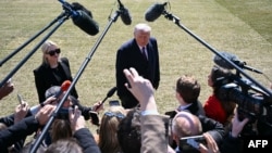 Američki predsednik Donald Tramp razgovara sa novinarima u Vašingtonu, 27. februara 2026.