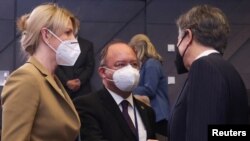 Ministrul de Externe al Estoniei, Eva-Maria Liimets, ministrul român de Externe, Bogdan Aurescu, și secretarul de stat al SUA, Antony Blinken, în timpul întâlnirii de urgență a miniștrilor de externe NATO și UE, pe fondul războiului din Ucraina, Bruxelles, Belgia, 4 martie 2022.