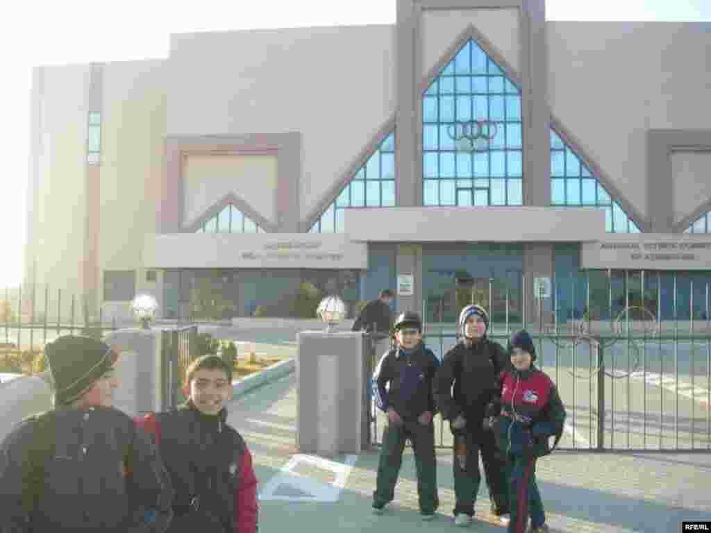Новозбудований Олімпійський комплекс у містечку Маштага на околиці Баку - Тим часом прагнення Азербайджану прийняти Олімпійські ігри 2016 року спричинило ще один будівельний бум. Від 2000 року в країні збудували 13 нових спортивних комплексів і зараз будують іще 26. Заявку на право прийняти Олімпійські ігри сприймають як намагання президента Ільгама Алієва підвищити престиж Азербайджану в усьому світі й привабити й нелічені долари прибутків від туризму.