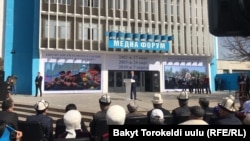 Ақсы оқиғасында қаза тапқандарды еске алуға арналған Қырғызстанның социал-демократиялық партиясы ұйымдастырған митинг-реквием. Бішкек, 17 наурыз 2019 жыл. 