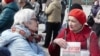 Людмила Кузьмина (слева) на Марше в поддержку пенсионеров.