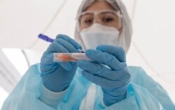 Медицинские сотрудники работают с тестом на коронавирус. Алматы, 14 мая 2020