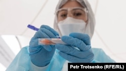 Медицинские сотрудники работают с тестом на коронавирус. Алматы, 14 мая 2020