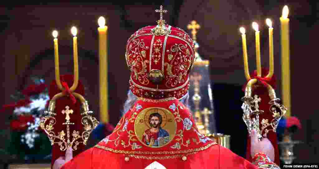 Православний митрополит Хризостом Дабро-Боснійської митрополії проводить Великоднє богослужіння в церкві в Сараєві, Боснія і Герцеговина