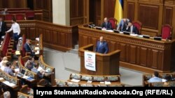 Депутат Сергій Мельничук під час виступу у парламенті, 3 червня 2015 року