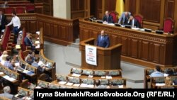Депутат Сергій Мельничук під час виступу у парламенті. 3 червня 2015 року