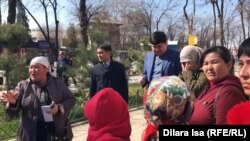 Шымкент қаласы әкіммен кездесуді талап етіп тұрған наразы аналар. 12 наурыз 2019. 
