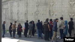 تصویری که «کمیته پیگیری ایجاد تشکل‌های کارگری» از تجمع خانواده کارگران بازداشت‌شده در برابر زندان اوین منتشر کرده است