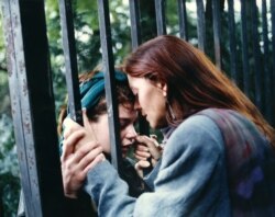 30 septembrie 1989: o mamă est-germană se desparte de fiica ei, care se află deja în parcul ambasadei vest-germane din Praga comunistă.