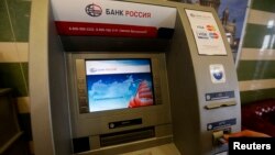 Банкомат банка "Россия" в Санкт-Петербурге.