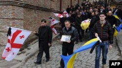 По приблизительным подсчетам военно-аналитического журнала «Арсенали», около 300 этнических грузин принимают участие в боевых действиях на востоке Украины. Часть из них являются гражданами Грузии